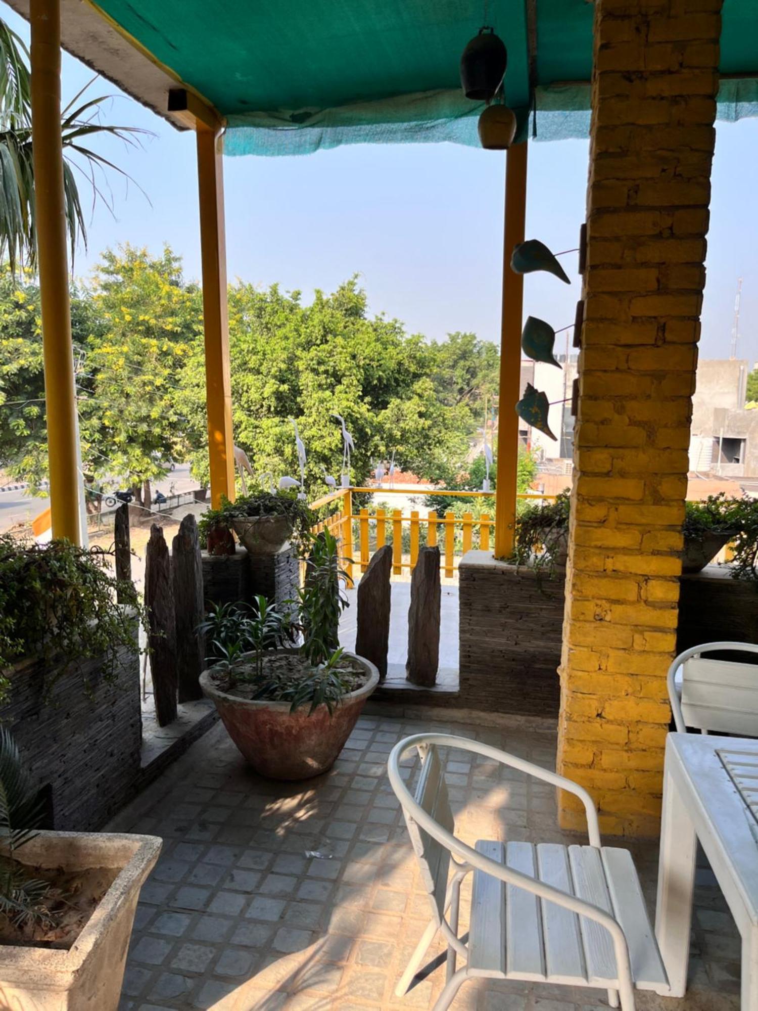 גורגאון Aakritii Hotels חדר תמונה
